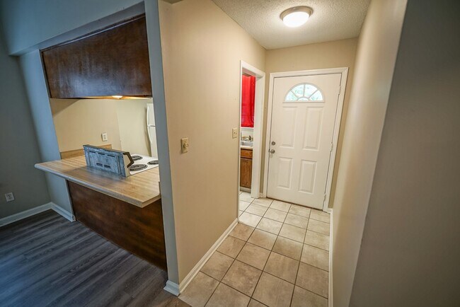 Building Photo - 2/1 Townhome with Lots of Updates, Fenced ...