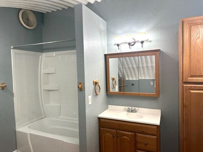Building Photo - Unique 3 bedroom home in Spring Creek