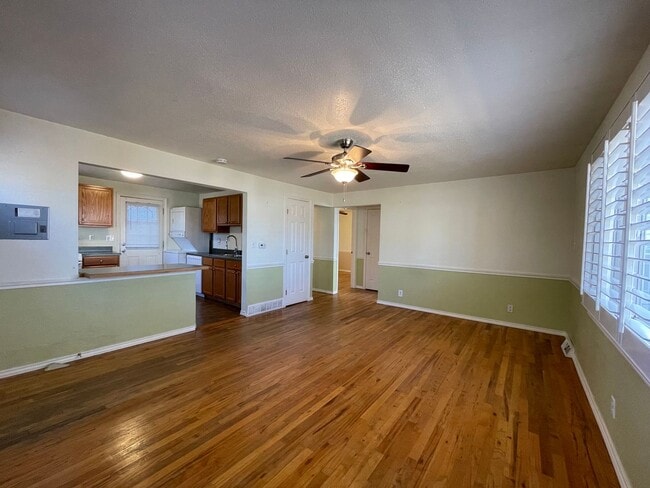 Foto del edificio - $0 DEPOSIT OPTION! TIMELESS VINTAGE CHARM: 2-BED, 1-BATH UNIT IN A CHARMING TRIPLEX