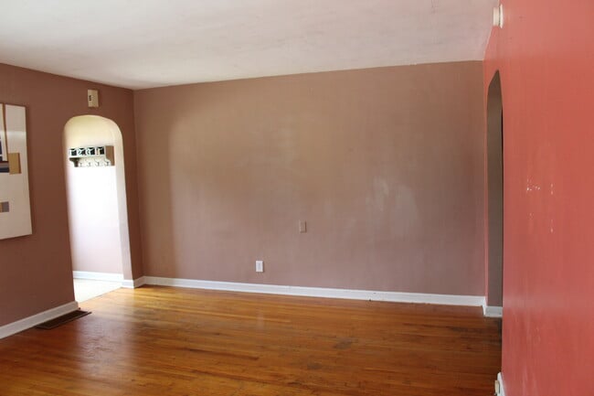 Living room - 1413 W Main St