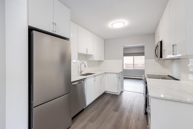 Photo du bâtiment - Glenmore Gardens Townhomes & Coachhomes
