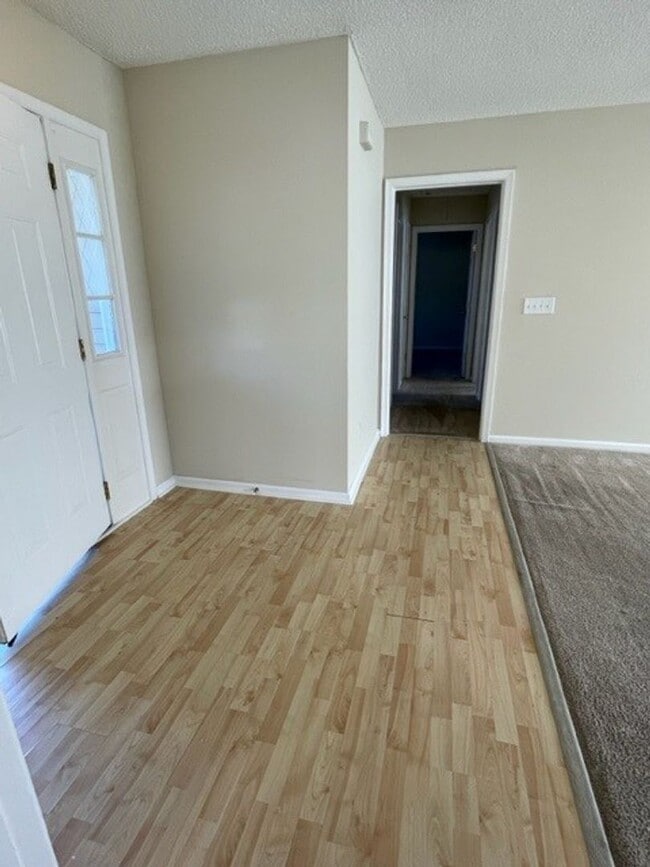 Building Photo - COMING SOON 3 BEDS/2 BATHS!