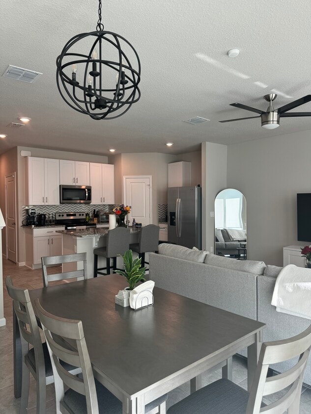 Foto principal - 5649 Mentmore Dr