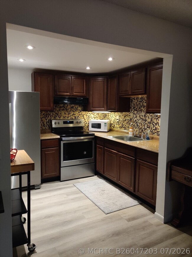 Building Photo - 369 Burgundy G