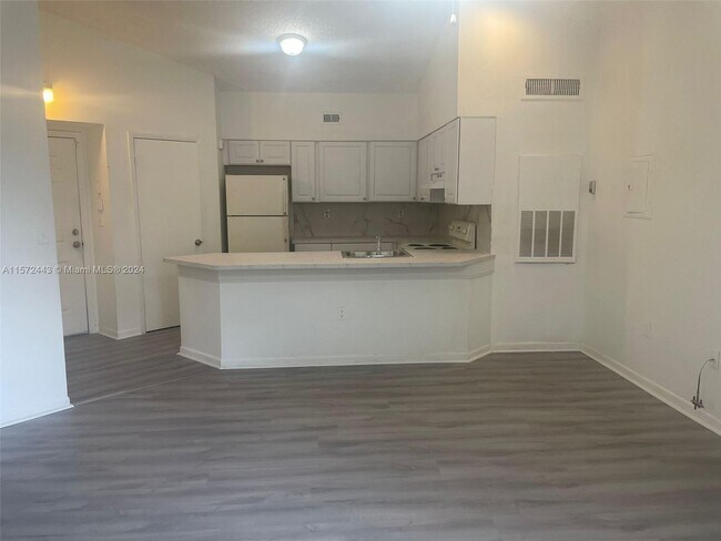Building Photo - 2550 SW 18th Terrace