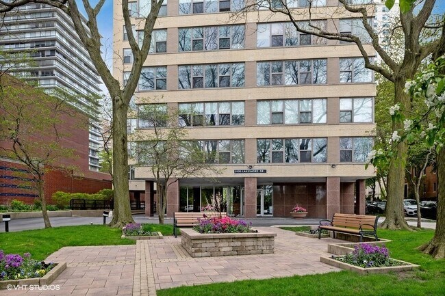 Building Photo - 2970 N Lake Shore Dr