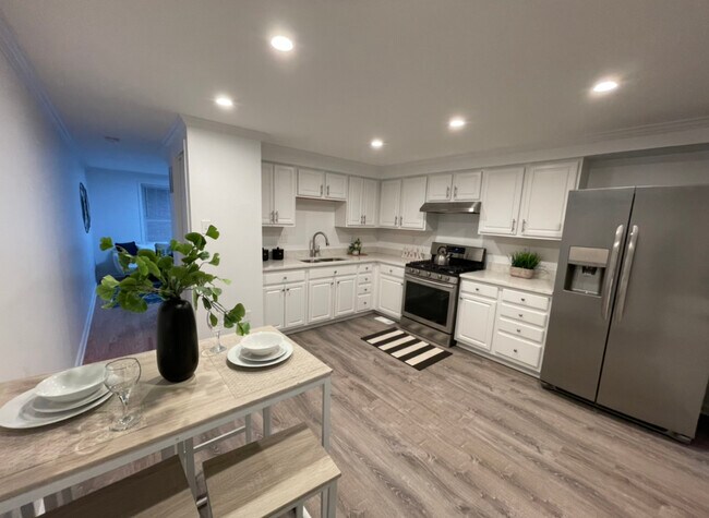 Full size eat in kitchen - 834 Carroll St