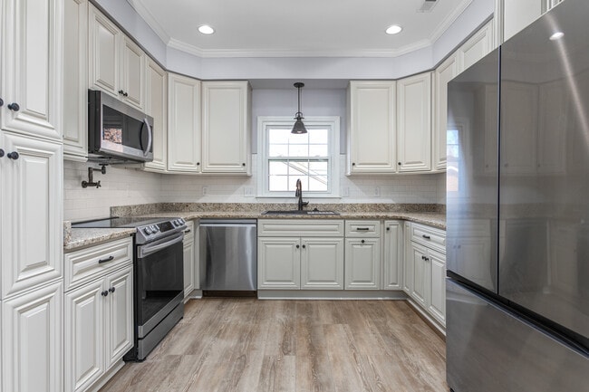 Kitchen - 3722 Moss Creek Dr