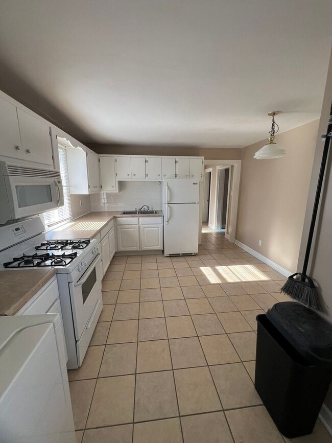 Building Photo - 2 bed, 1 bath home in a quiet neighborhood