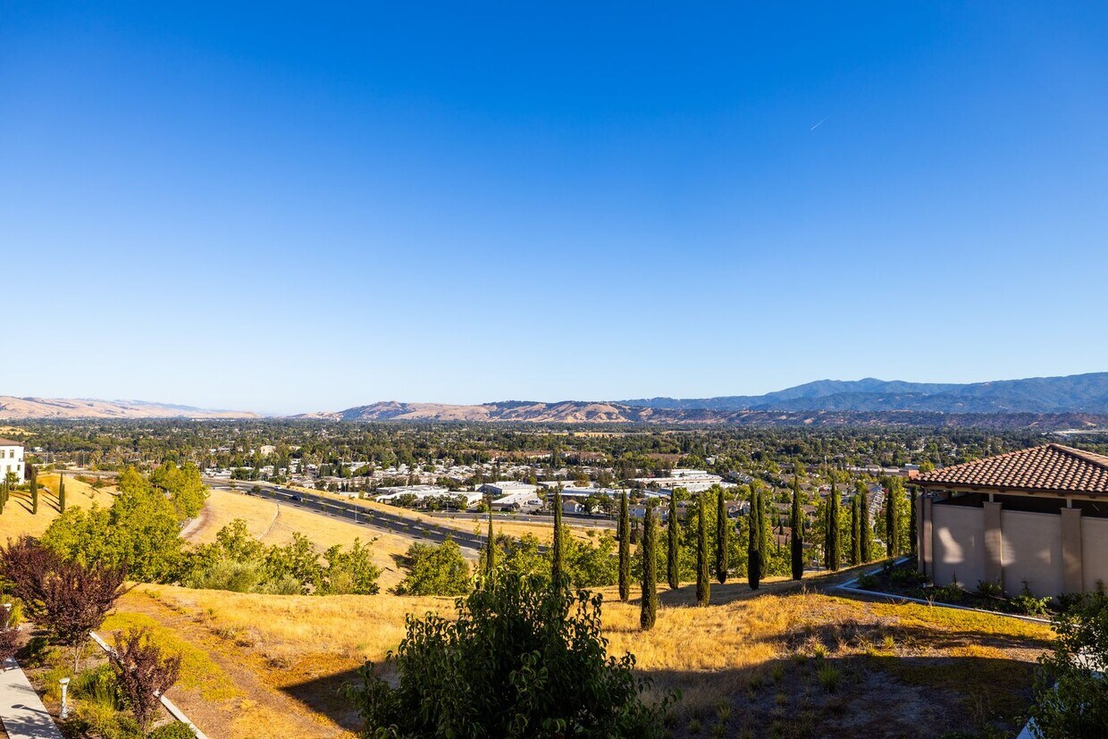 Primary Photo - Beautiful two bedroom on Communication Hil...