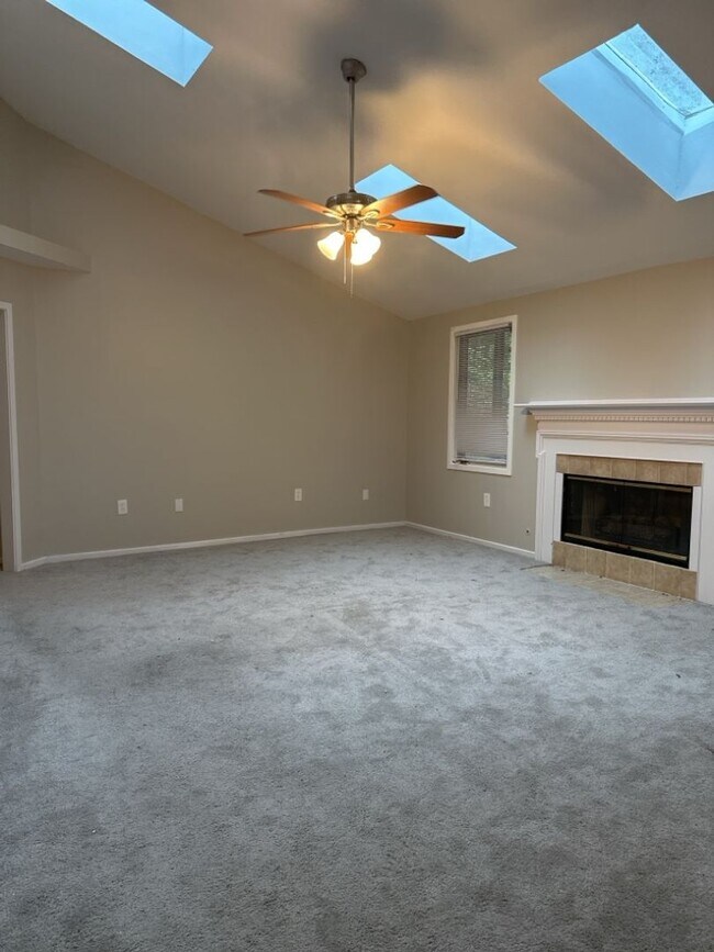 Foto del edificio - $1,600 - Beautiful 3 Bedroom 2 Bathroom Home Now Available!