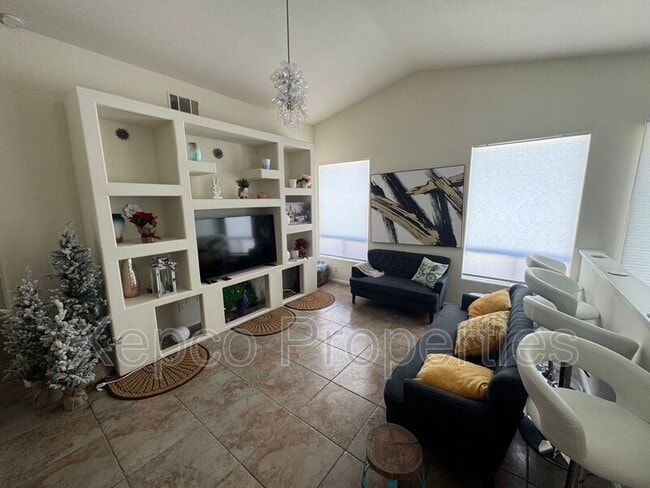 Building Photo - 65548 Avenida Barona