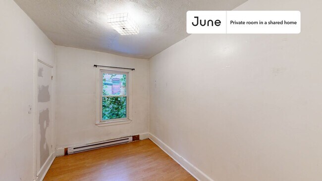 Foto del edificio - Private bedroom in 3 bed/1 bath Home