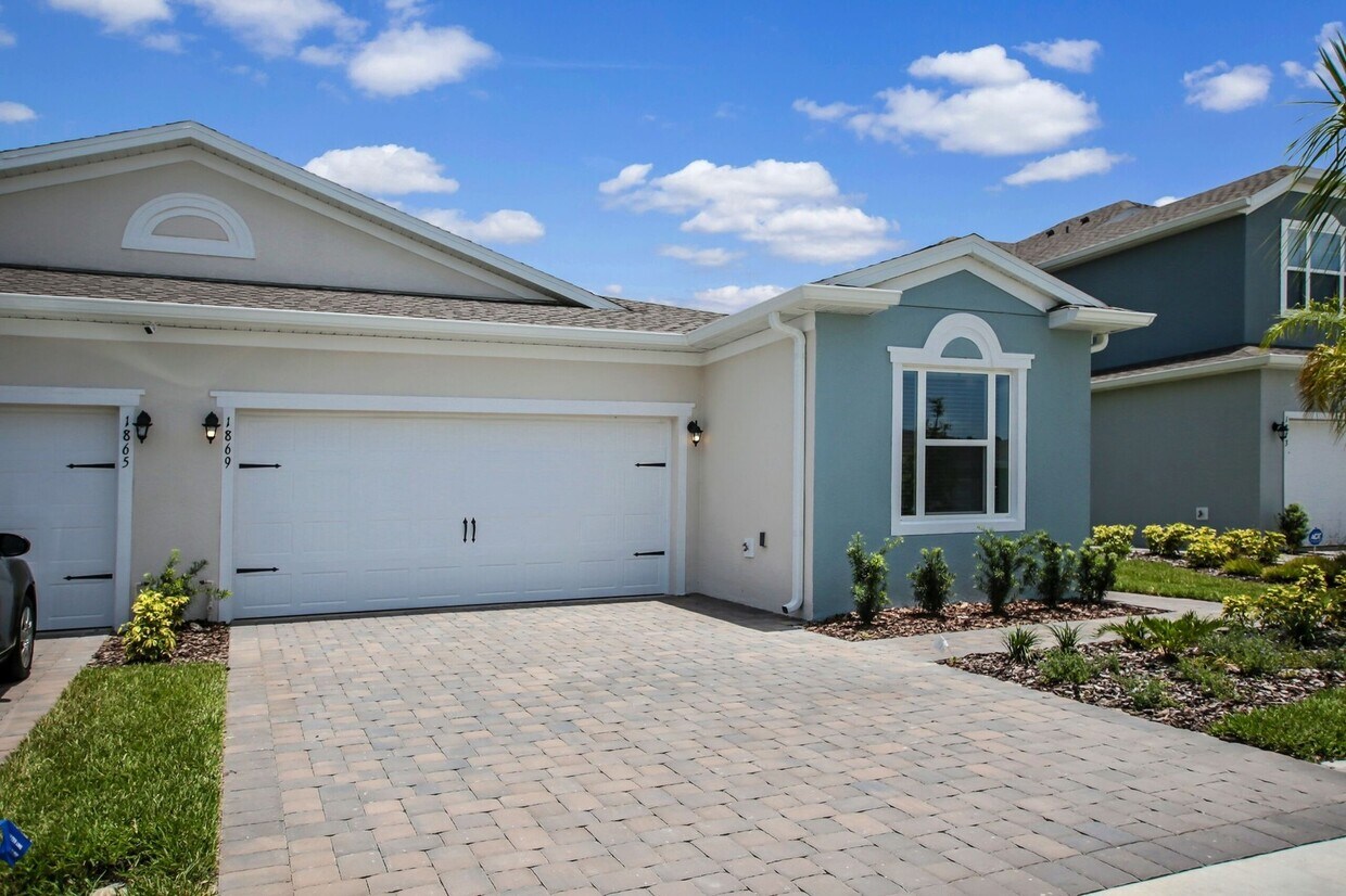 Primary Photo - 3 Bedroom 2 Bath Villa in Oak Tree Pointe ...