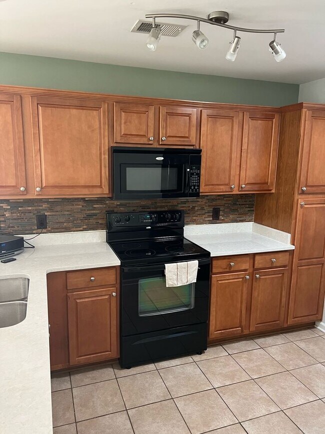 Building Photo - Pinecrest Two Bedroom Home