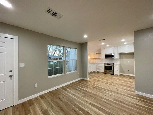 Building Photo - 3 bed 2 bath; Beautifully updated!