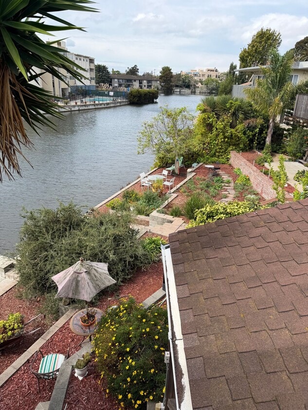 Spacious Apartments in the Desirable Bronze Coast Neighborhood - Spacious Apartments in the Desirable Bronze Coast Neighborhood