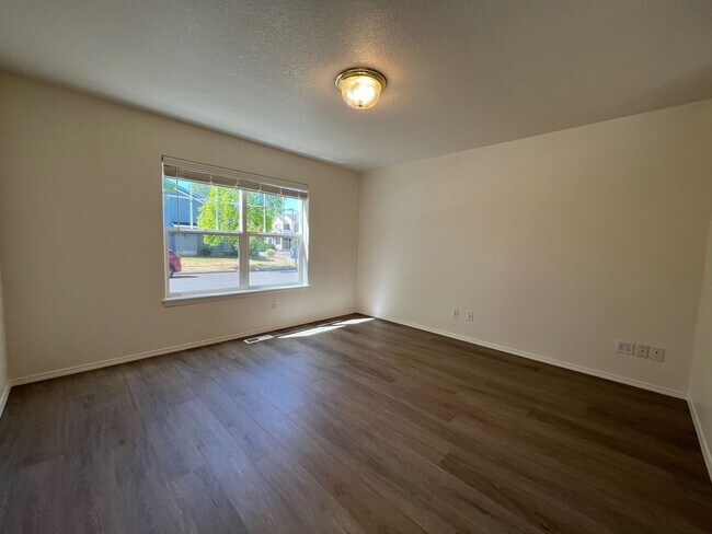 Foto del edificio - 8573 NE Hodes Street ~ Beautifully Refresh...