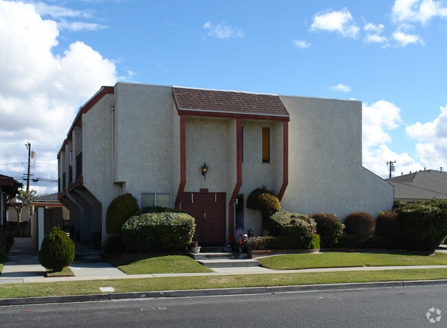 Building Photo - 10660 Oak St
