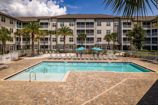 Piscina reluciente - The Orchard at Cagan Crossings