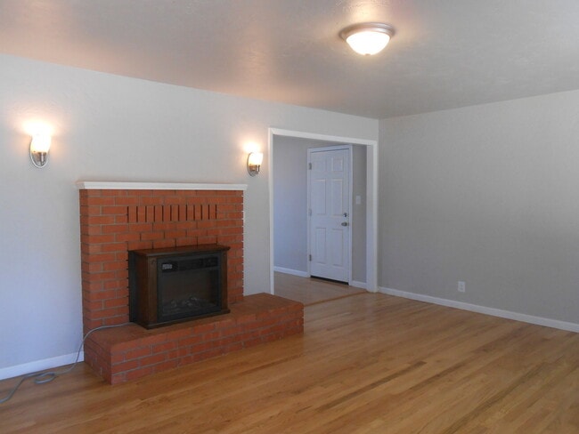 Foto del edificio - 3 Bedroom Home On Placer, Parking Pad Behi...