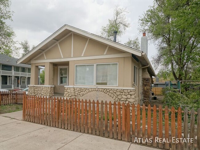 Building Photo - Single Family Style Unit with side-yard an...