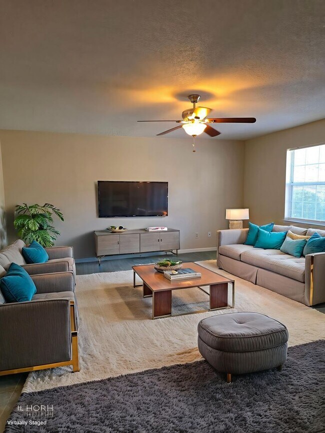 Building Photo - Don't Miss this 3/2 in Harrison with 4 car garage extra room and shop space