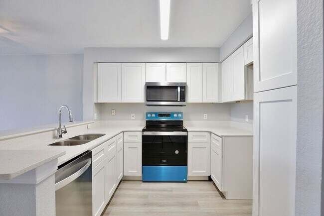 Building Photo - Stunning 2/2 Spacious Condo in the Desirab...