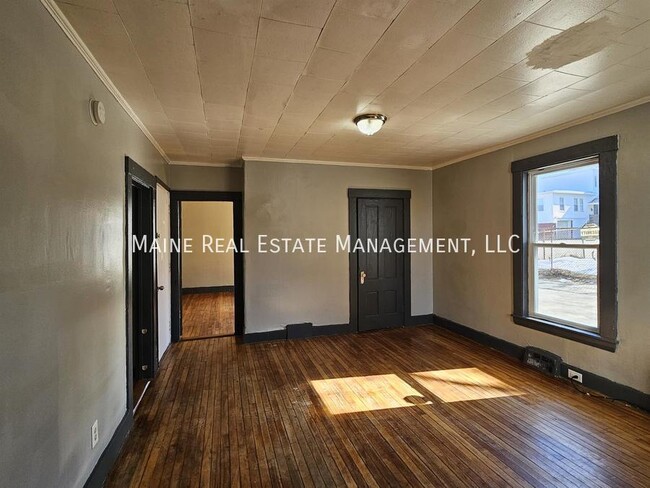 Building Photo - 27 Elm St