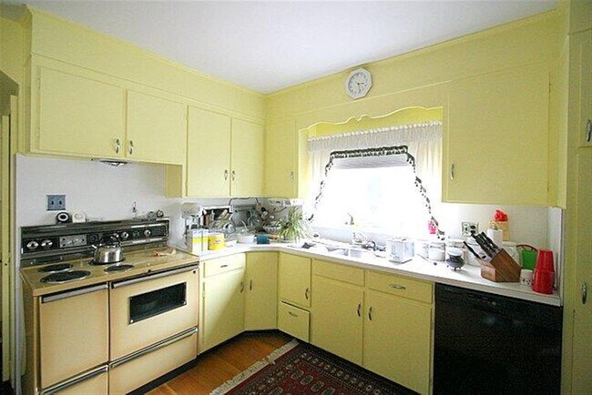 Foto del edificio - 60 Rindge Ave