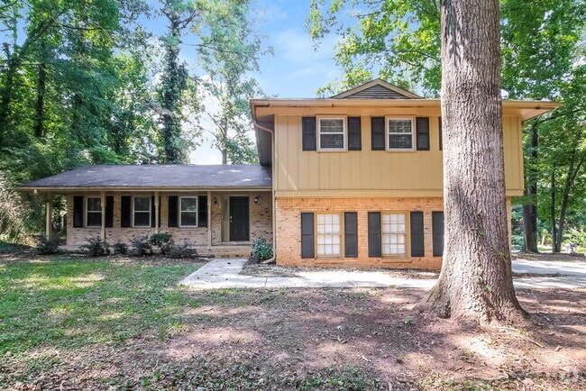Building Photo - 2115 Pine Knoll Cir NE