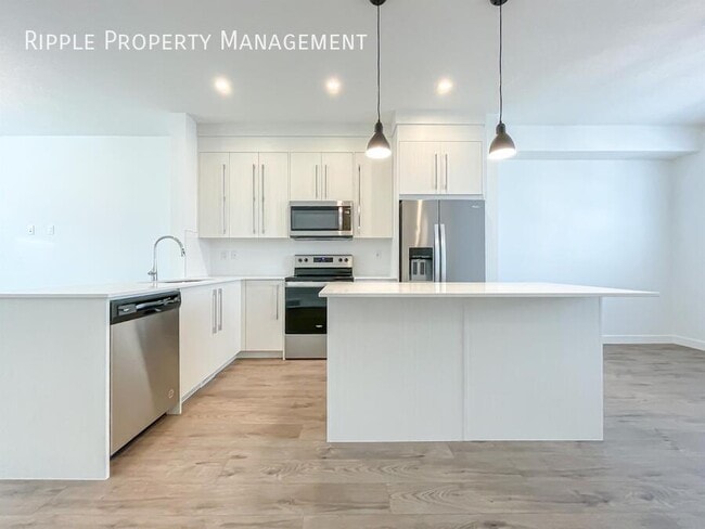 Building Photo - AMAZING MODERN 3 BEDS+DEN/ 2.5 BATHS TOWNHOUSE