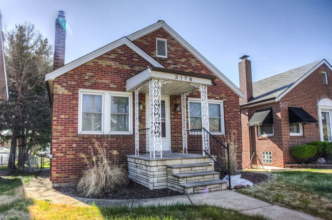 Foto del edificio - Adorable brick bungalow in the heart of So...