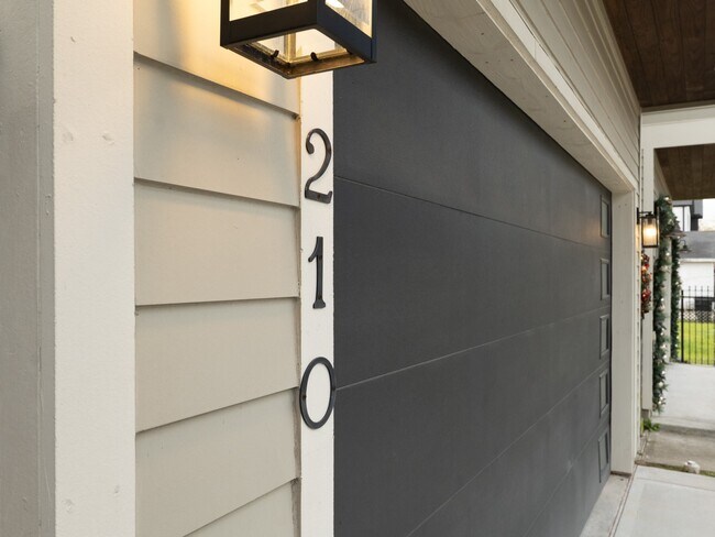 Foto del edificio - 210 E 32nd St