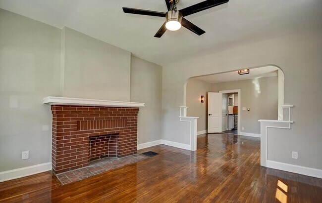 Building Photo - Updated 2 Br Half Double
