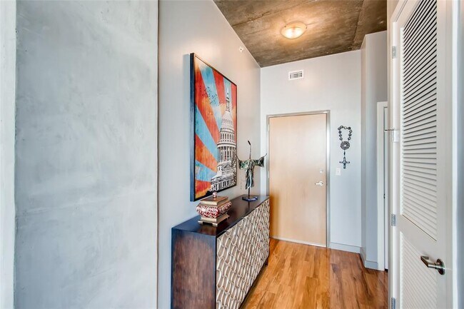 Building Photo - 360 Nueces St