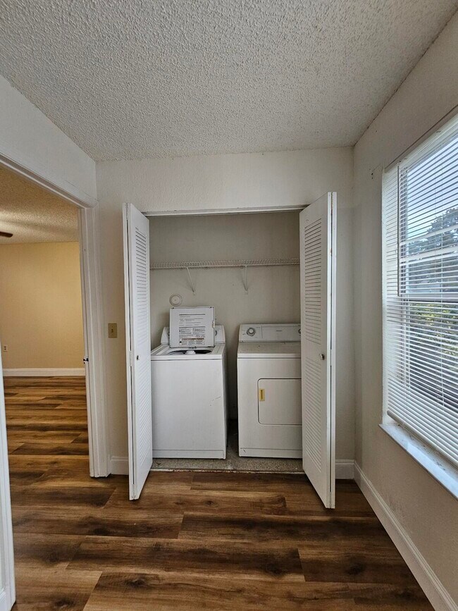 Foto del edificio - 1401 Village Blvd
