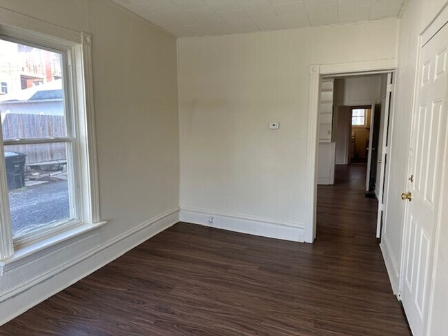 Foto del edificio - 1st Floor Apartment For Rent In Harrisburg...