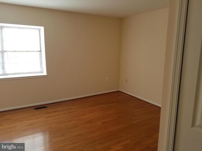 Building Photo - 5743 Burke Towne Ct
