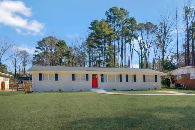 Building Photo - 1325 Sycamore Dr