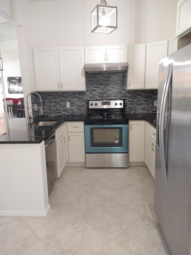 Building Photo - 5475 Verona Dr
