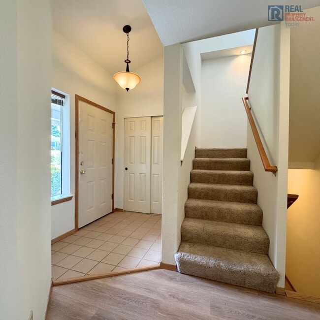 Building Photo - Updated 2 Bedroom 2 Bathroom Duplex in Fir...