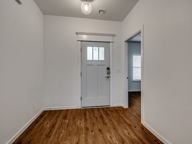 Foto del edificio - 4 Bedroom + Yukon Schools