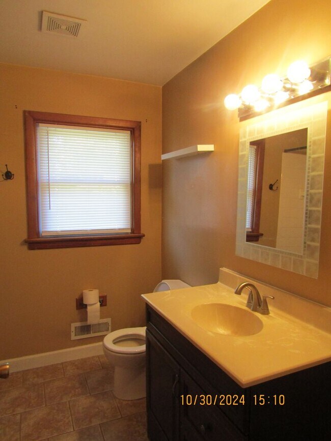 Foto del edificio - 3 BED / 1 BATH SINGLE FAMILY