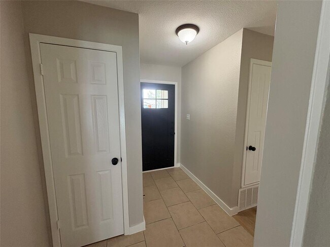 Building Photo - 817 Cactus Dr
