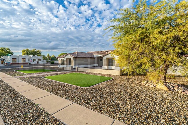 Building Photo - LUXURY NW MESA PROPERTY!