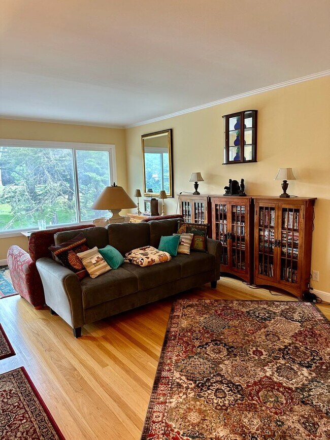 Building Photo - Fully Furnished 2 bed/1bath across from Go...