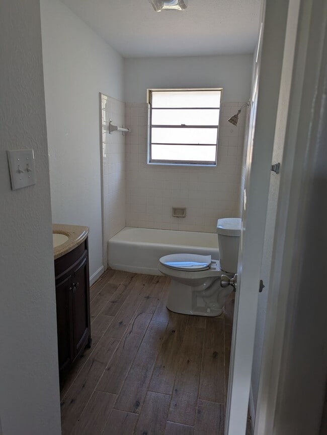 Building Photo - 464 Wilton