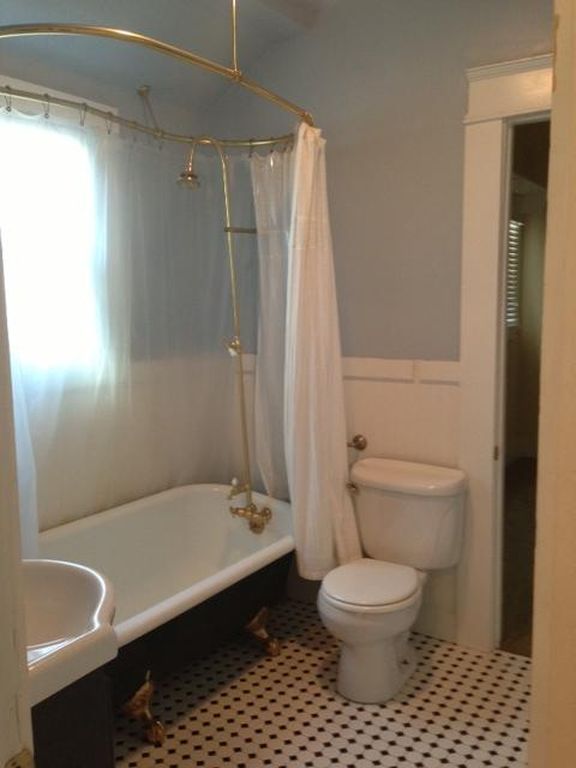 Baño - 526 Oak St