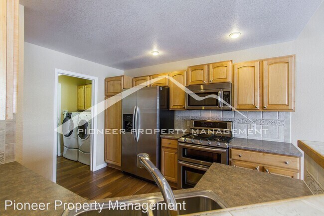 Building Photo - 2 br, 3.5 bath House - 12664 E Harvard Cir